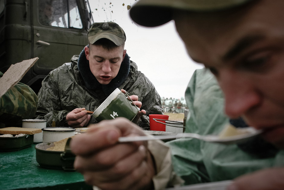 LENTA.RU показала жизнь борисовских солдат (фото)