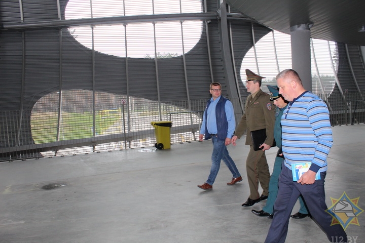 Начальник из Минска учил сотрудников "Борисов-Арены" пожарной безопасности
