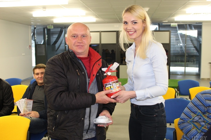 Начальник из Минска учил сотрудников "Борисов-Арены" пожарной безопасности