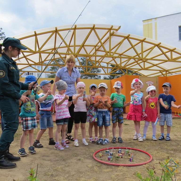 Как в Борисове спасатели учат детей правилам безопасной жизнедеятельности