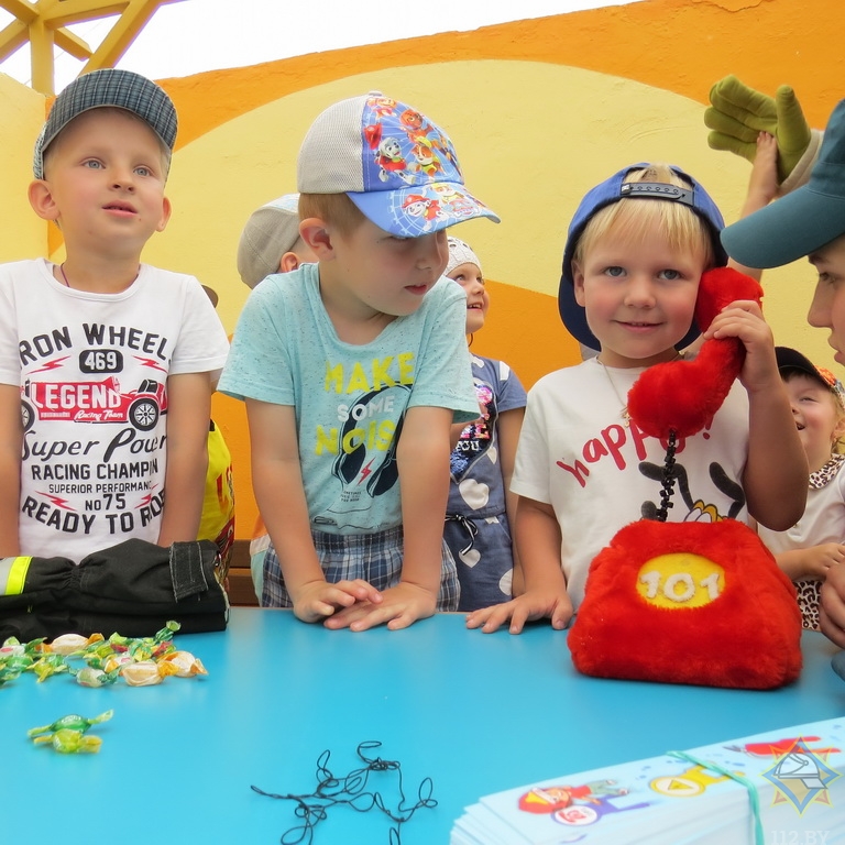 Как в Борисове спасатели учат детей правилам безопасной жизнедеятельности