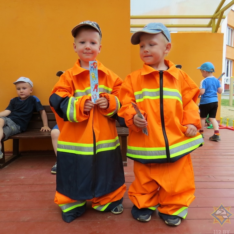 Как в Борисове спасатели учат детей правилам безопасной жизнедеятельности