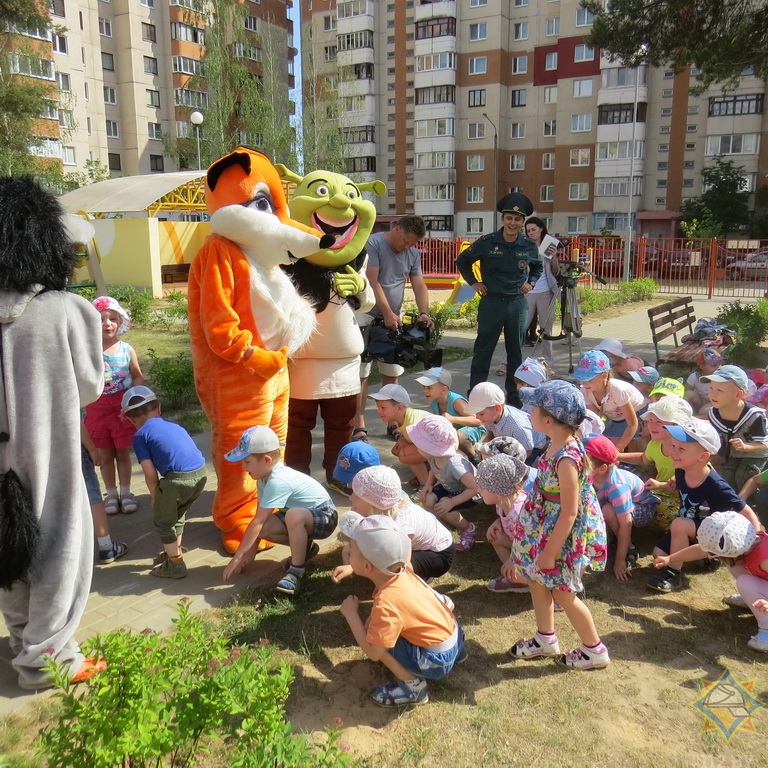 Как в Борисове спасатели учат детей правилам безопасной жизнедеятельности