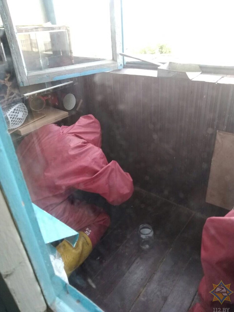 В Лошнице мужчина принес домой пол-литровую банку с ртутью. Спасатели второй день чистят помещение