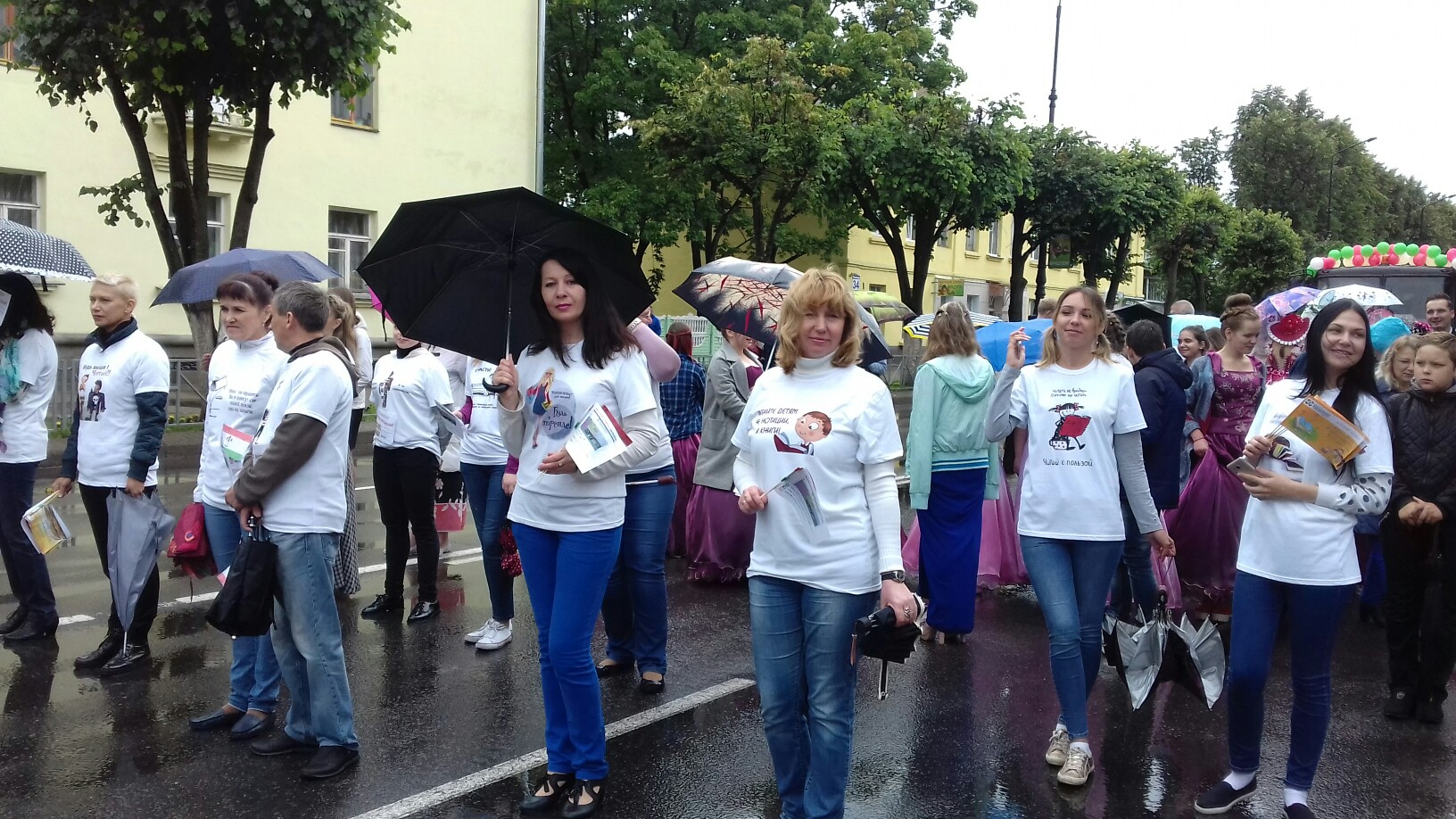 В Борисове под зонтами праздновали День Независимости