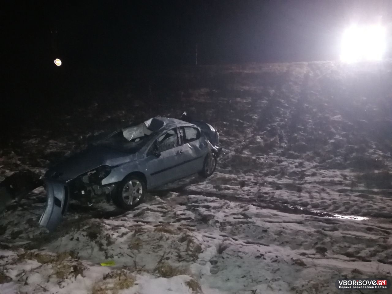 Минчанина на Peugeot занесло в кювет на М1. Авто несколько раз перевернулось 1