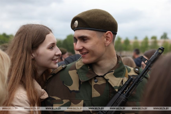 "На защиту главных ценностей". Более 1 тыс. военнослужащих принесли присягу в Борисове "На защиту главных ценностей". Более 1 тыс. военнослужащих принесли присягу в Борисове
