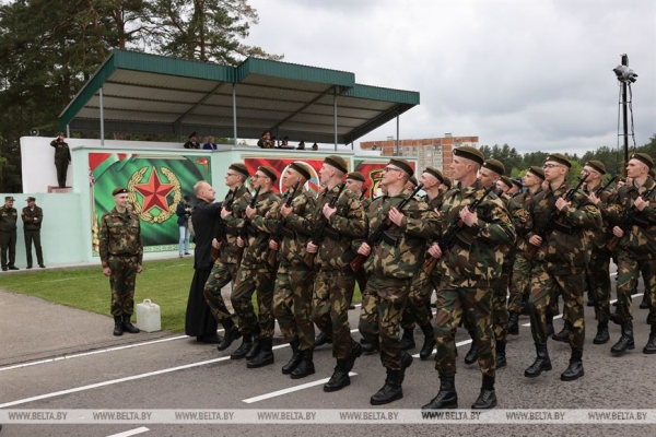 "На защиту главных ценностей". Более 1 тыс. военнослужащих принесли присягу в Борисове "На защиту главных ценностей". Более 1 тыс. военнослужащих принесли присягу в Борисове