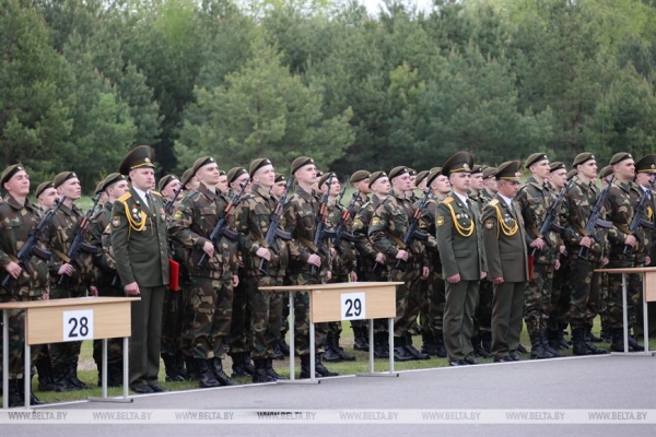 "На защиту главных ценностей". Более 1 тыс. военнослужащих принесли присягу в Борисове "На защиту главных ценностей". Более 1 тыс. военнослужащих принесли присягу в Борисове