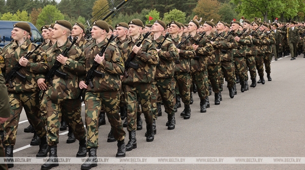 "На защиту главных ценностей". Более 1 тыс. военнослужащих принесли присягу в Борисове "На защиту главных ценностей". Более 1 тыс. военнослужащих принесли присягу в Борисове