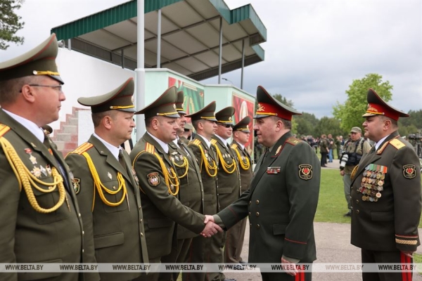 "На защиту главных ценностей". Более 1 тыс. военнослужащих принесли присягу в Борисове "На защиту главных ценностей". Более 1 тыс. военнослужащих принесли присягу в Борисове