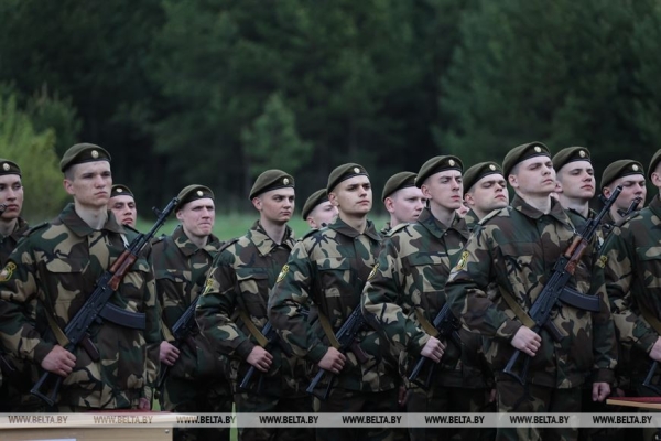 "На защиту главных ценностей". Более 1 тыс. военнослужащих принесли присягу в Борисове "На защиту главных ценностей". Более 1 тыс. военнослужащих принесли присягу в Борисове