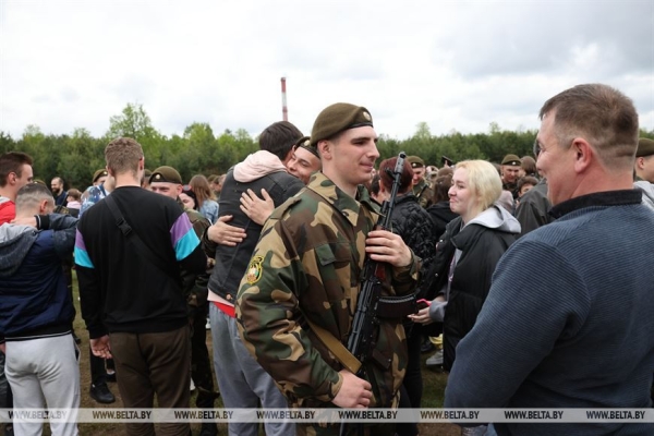 "На защиту главных ценностей". Более 1 тыс. военнослужащих принесли присягу в Борисове "На защиту главных ценностей". Более 1 тыс. военнослужащих принесли присягу в Борисове
