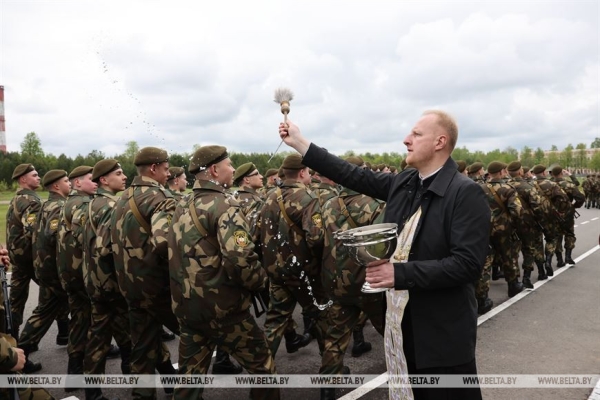 "На защиту главных ценностей". Более 1 тыс. военнослужащих принесли присягу в Борисове "На защиту главных ценностей". Более 1 тыс. военнослужащих принесли присягу в Борисове