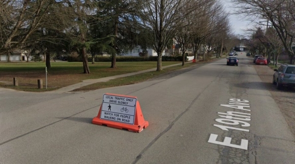 Как вам идея? В Канаде придумали «медленные улицы» и бетонные ограничители, на которых уже повисают автомобили Как вам идея? В Канаде придумали «медленные улицы» и бетонные ограничители, на которых уже повисают автомобили