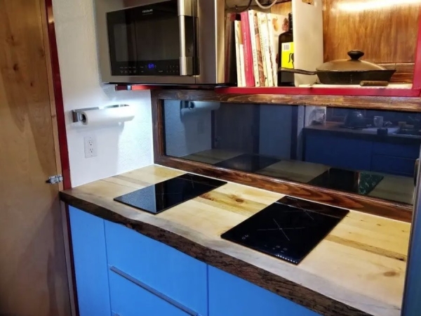 Пенсионеры потратили пять лет и $180 тысяч на превращение старой фуры в большой мобильный дом