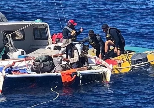 Моряк дрейфовал с собакой в Тихом океане почти сто дней Моряк дрейфовал с собакой в Тихом океане почти сто дней