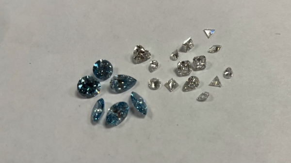 Сотрудник авиакомпании из ОАЭ перевозил бриллианты в трусах Сотрудник авиакомпании из ОАЭ перевозил бриллианты в трусах