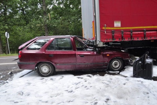 В Польше Skoda врезалась в грузовик с белорусом за рулем В Польше Skoda врезалась в грузовик с белорусом за рулем