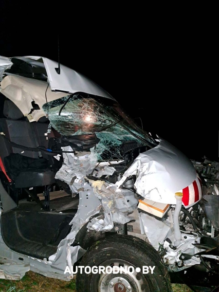 В семейный экипаж белорусских дальнобойщиков жестко врезался француз под Парижем