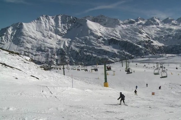 В Альпах белорус хотел проехать на бусе по лыжной трассе В Альпах белорус хотел проехать на бусе по лыжной трассе