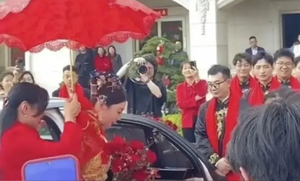 Китайская семья потратила $30 миллионов на свадьбу. Невеста была в 100 золотых браслетах Китайская семья потратила $30 миллионов на свадьбу. Невеста была в 100 золотых браслетах