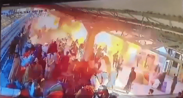 Смертник совершил теракт на вокзале в Пакистане — 21 человек погиб
Смертник совершил теракт на вокзале в Пакистане — 21 человек погиб